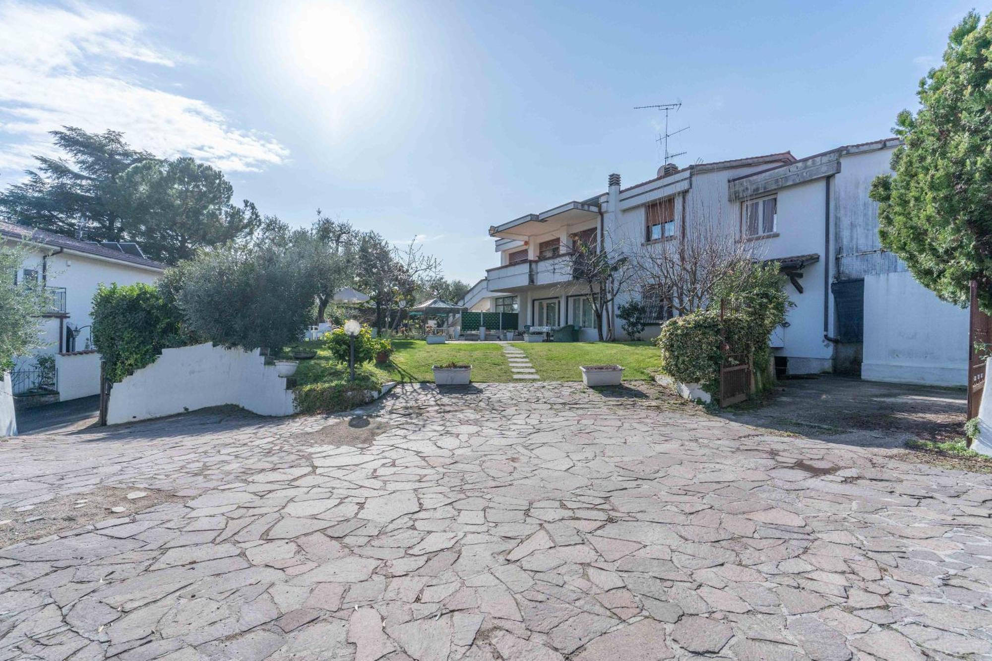 Ampia Dimora A Salo Con Parcheggio E Giardino 아파트 외부 사진